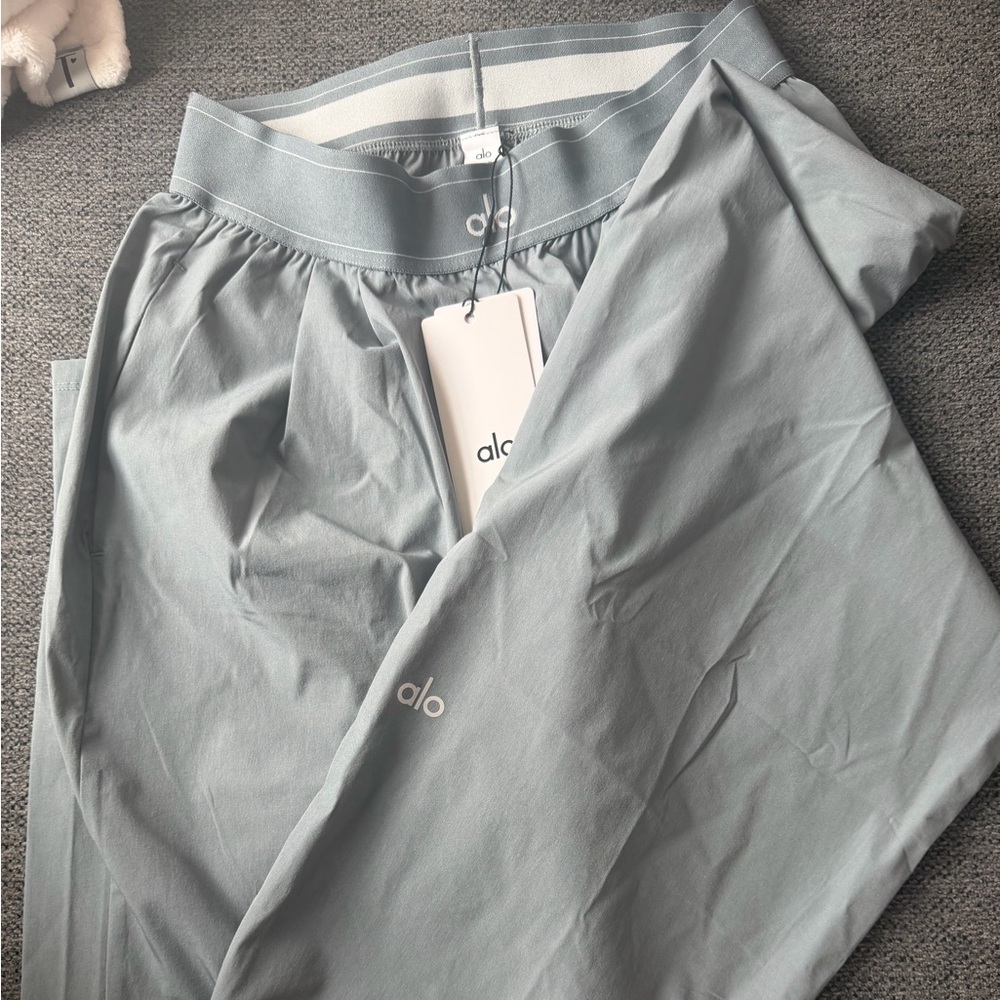 ALO Yoga gray